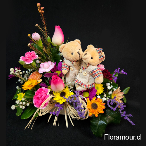 Arreglo de flores mixtas con pareja de ositos de peluche miniatura.&nbsp;
(Arreglo 23 x28cm) Excelente duraci&oacute;n, flores en base humectada